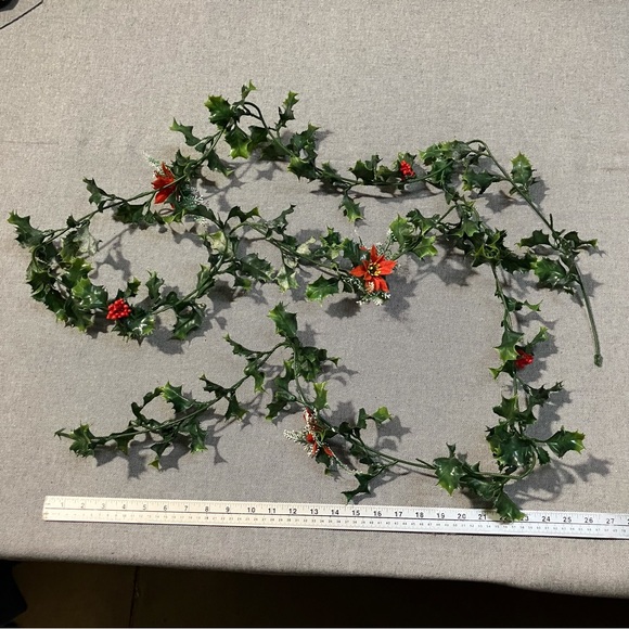 Vintage Christmas Holly Berry Wreath & Garland Plastic Leaves Flocked Poinsettia - Picture 9 of 10